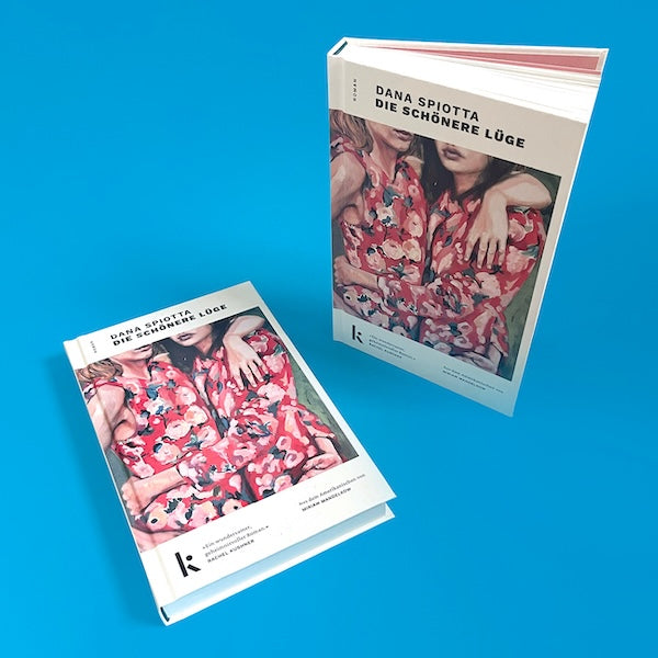 Stehendes und liegendes Exemplar von 'Die Schönere Lüge' von Dana Spiotta. Ein Roman über Kunst, Freundschaft und moralische Dilemmata.