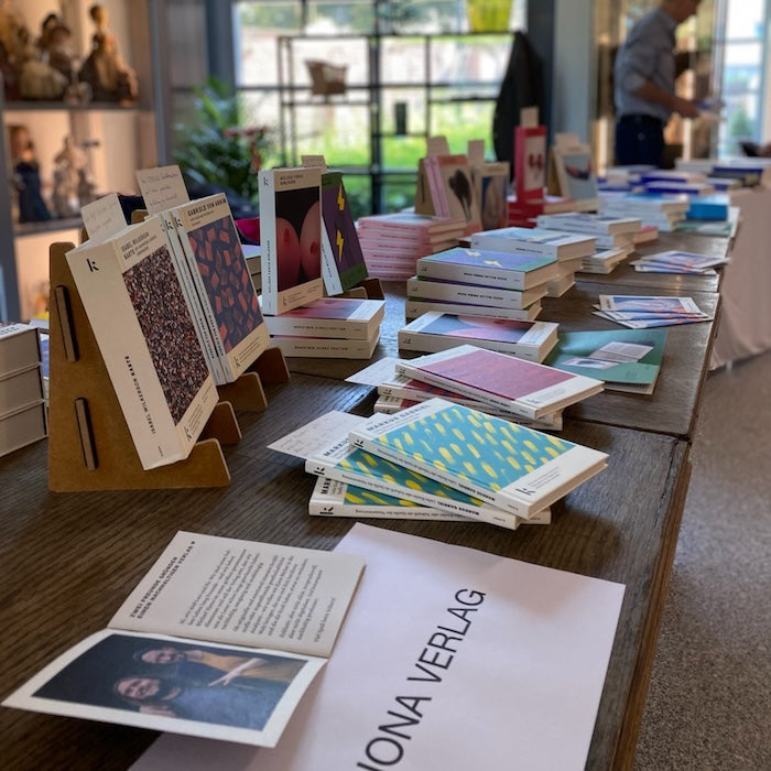 Foto von Büchertisch