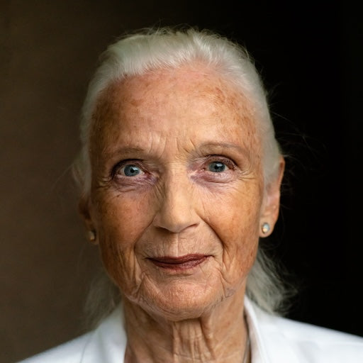 Porträt einer älteren Frau mit weißem Haar und blauen Augen, Mitwirkende im Buch-Bundle 'Briefe an die kommenden Generationen – positiv in die Zukunft'.