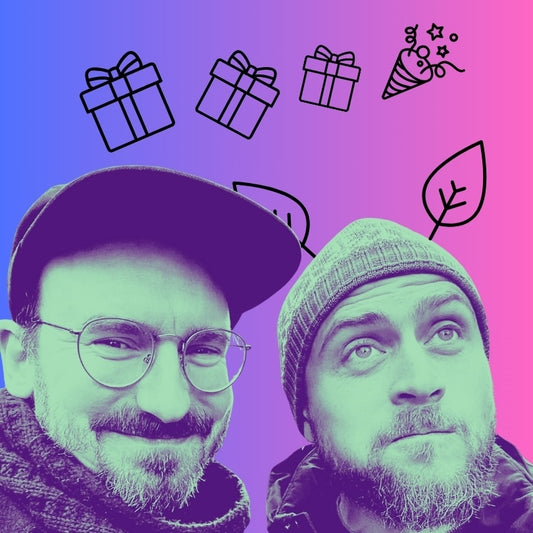 Kjona Geschenkgutscheine für dich und deine Lieben mit fröhlichem Design, Geschenk-Icons und zwei lächelnden Männern auf pink-blauem Hintergrund. Ideal als nachhaltige Geschenkidee für Bücherfreunde.