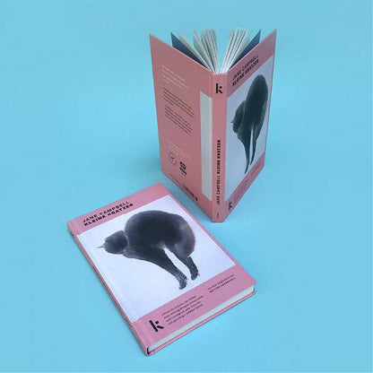 Foto von »Kleine Kratzer«, ein Buch liegend, eins aufgestellt daneben. 