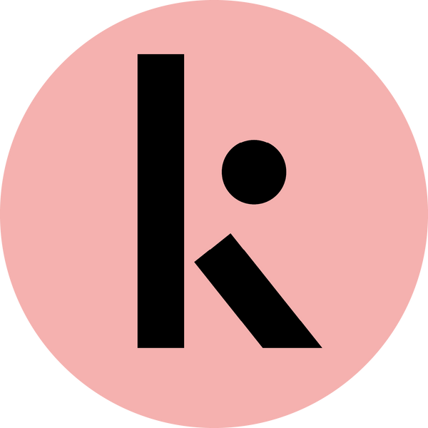 Kjona-Logo, schwarz auf rosa Hintergrund, rund. 