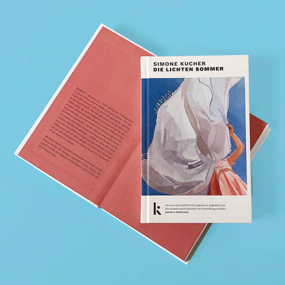 Foto von »Die lichten Sommer«, eins aufgeschlagen mit Klappentext im Hintergrund, Cover im Vordergrund. 