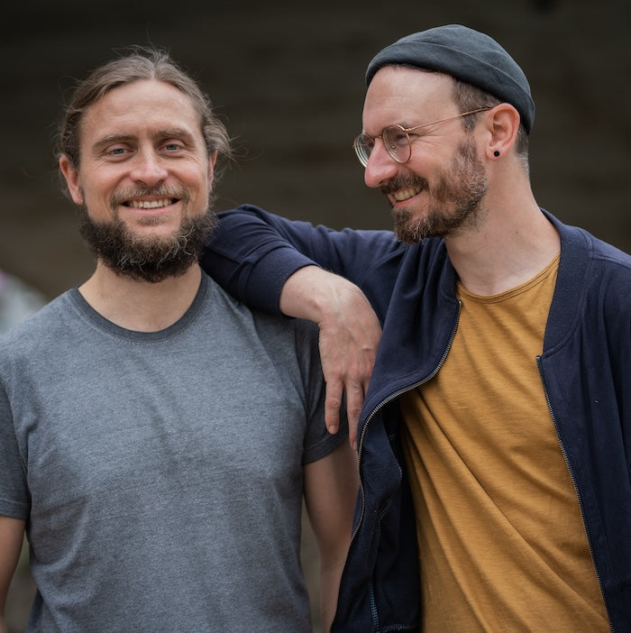 Foto der Gründer Lars (rechts) und Flo (links) im Freien. 