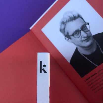 Ausschnitt des Autorenfotos aus »Lieber Jonas oder der Wunsch nach Selbstbestimmung« im Hintergrund, Ausschnitt des Buchrückens mit dem Kjona-Logo darüber im Vordergrund. 