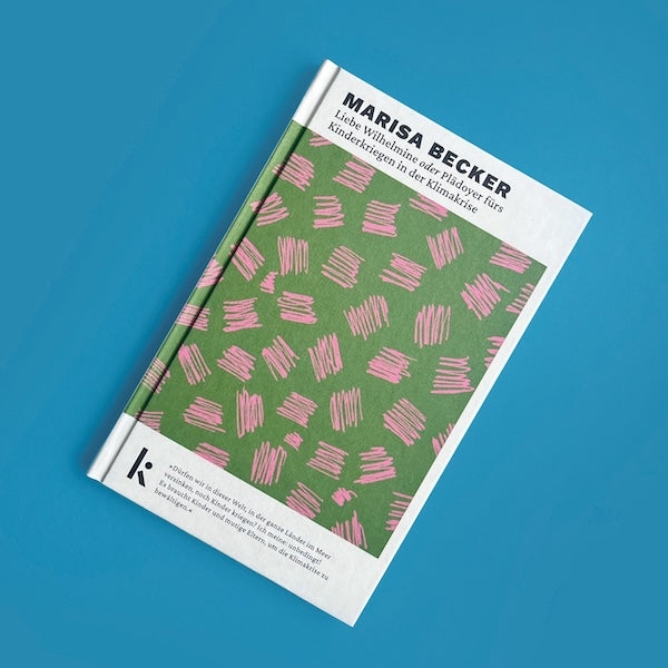 Produktfoto des Buches „Liebe Wilhelmine oder Plädoyer fürs Kinderkriegen in der Klimakrise“ von Marisa Becker. Das Buch liegt flach auf einem blauen Hintergrund. Das Cover ist grün mit pinken, schraffierten Mustern. Oben und unten befinden sich weiße Balken mit schwarzer Schrift für Titel und ein Zitat sowie das Logo des Kjona Verlags.