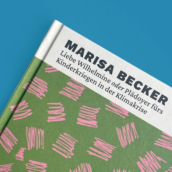 Detailaufnahme des oberen Buchcovers auf blauem Hintergrund. Auf einem weißen Balken steht in großen, schwarzen Buchstaben der Name der Autorin „MARISA BECKER“, darunter der Buchtitel „Liebe Wilhelmine oder Plädoyer fürs Kinderkriegen in der Klimakrise“. Darunter beginnt das grüne Cover-Design mit den pinken Mustern.