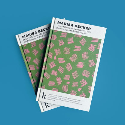 Zwei Exemplare des Buches „Liebe Wilhelmine“ von Marisa Becker. Die beiden Bücher liegen leicht schräg und versetzt übereinander auf einem blauen Hintergrund.