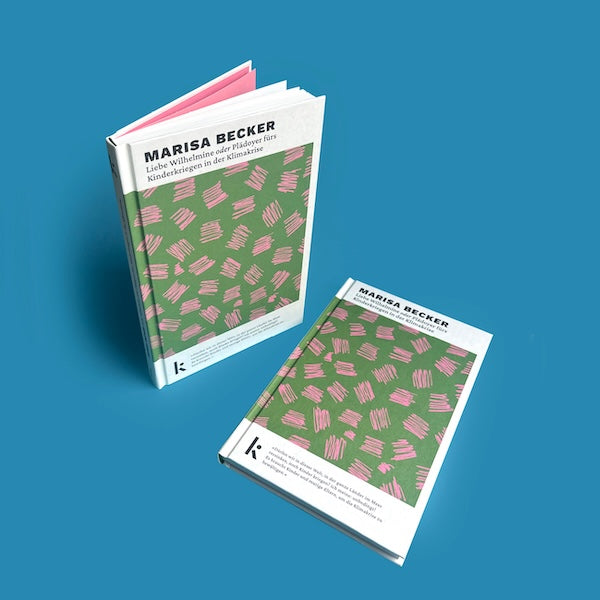 Zwei Exemplare des Buches von Marisa Becker auf blauem Hintergrund. Ein Buch steht aufrecht und ist leicht aufgeschlagen, sodass das pinke Vorsatzpapier im Inneren sichtbar wird. Das zweite Buch liegt flach und geschlossen schräg davor.