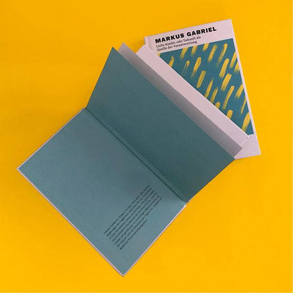 Foto von »Liebe Kinder oder die Zukunft als Quelle der Verantwortung«, ein Buch aufgeschlagen mit dem Klappentext, eins mit der Vorderseite daneben.  