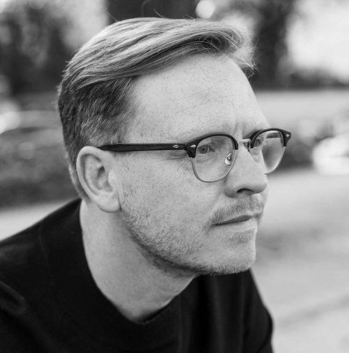 Schwarz-weiß-Foto des Autors Markus Gabriel im Profil. 