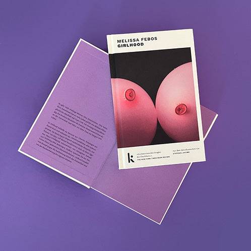 Foto von »Girlhood«, ein Buch aufgeschlagen mit sichtbaren Klappentext, eins zugeklappt mit der Vorderseite darüber. 