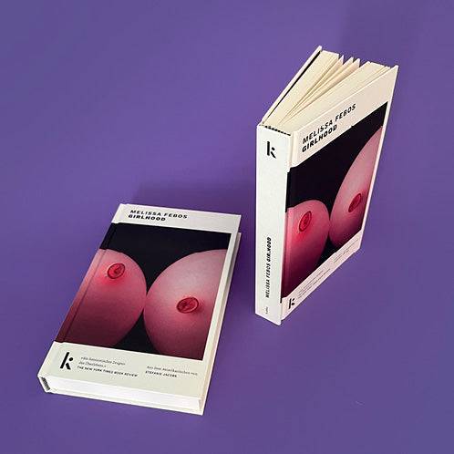 Foto von »Girlhood«, ein Buch liegend, eins aufgestellt daneben. 