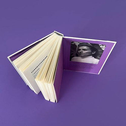 Foto von »Girlhood«, aufgestellt, aufgeschlagen, von oben. 