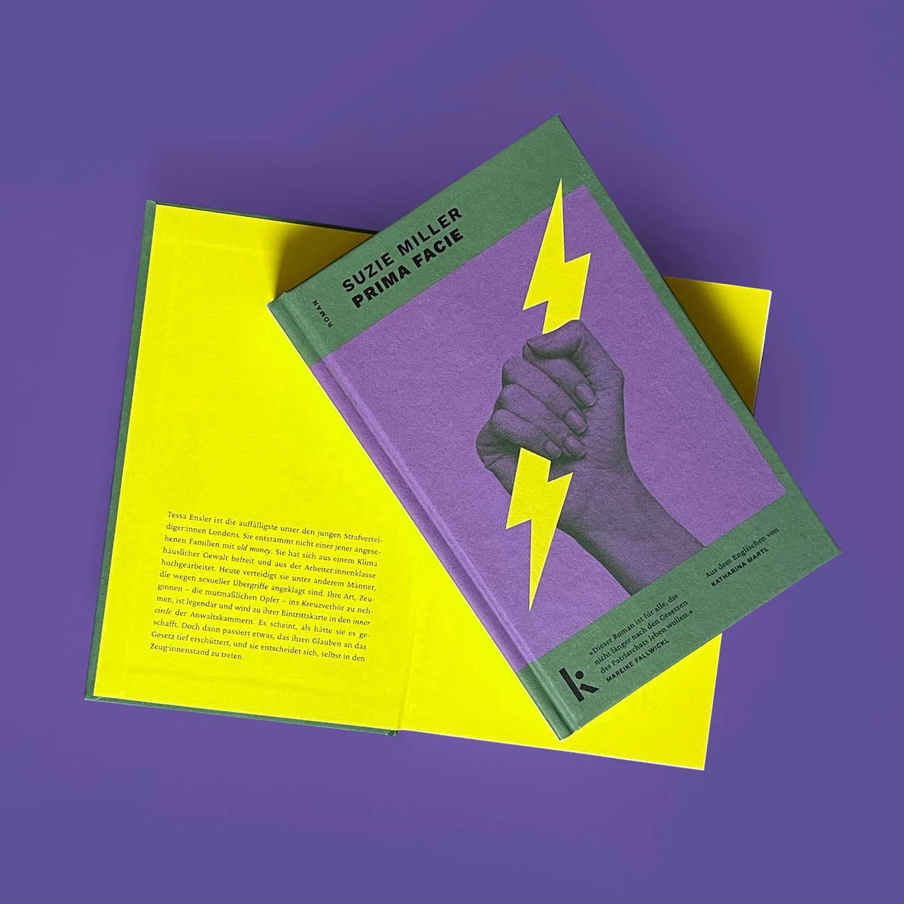 Foto von »Prima Facie«, ein Buch aufgeschlagen mit Klappentext im Hintergrund, eins zugeschlagen mit Cover im Vordergrund. 