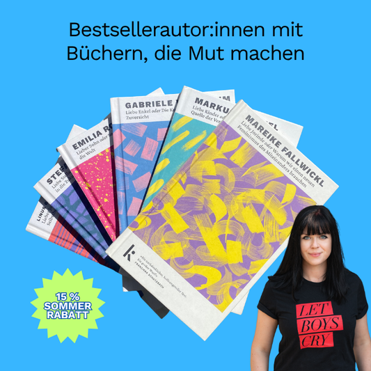 Produkt-Bundle „Briefe an die kommenden Generationen“: Gefächerte Buchreihe verschiedener Bestsellerautor:innen (u. a. Mareike Fallwickl). Unten links ein grünes Siegel mit der Aufschrift „15 % Sommerrabatt“, unten rechts eine Frau im schwarzen T-Shirt mit der Aufschrift „LET BOYS CRY“.