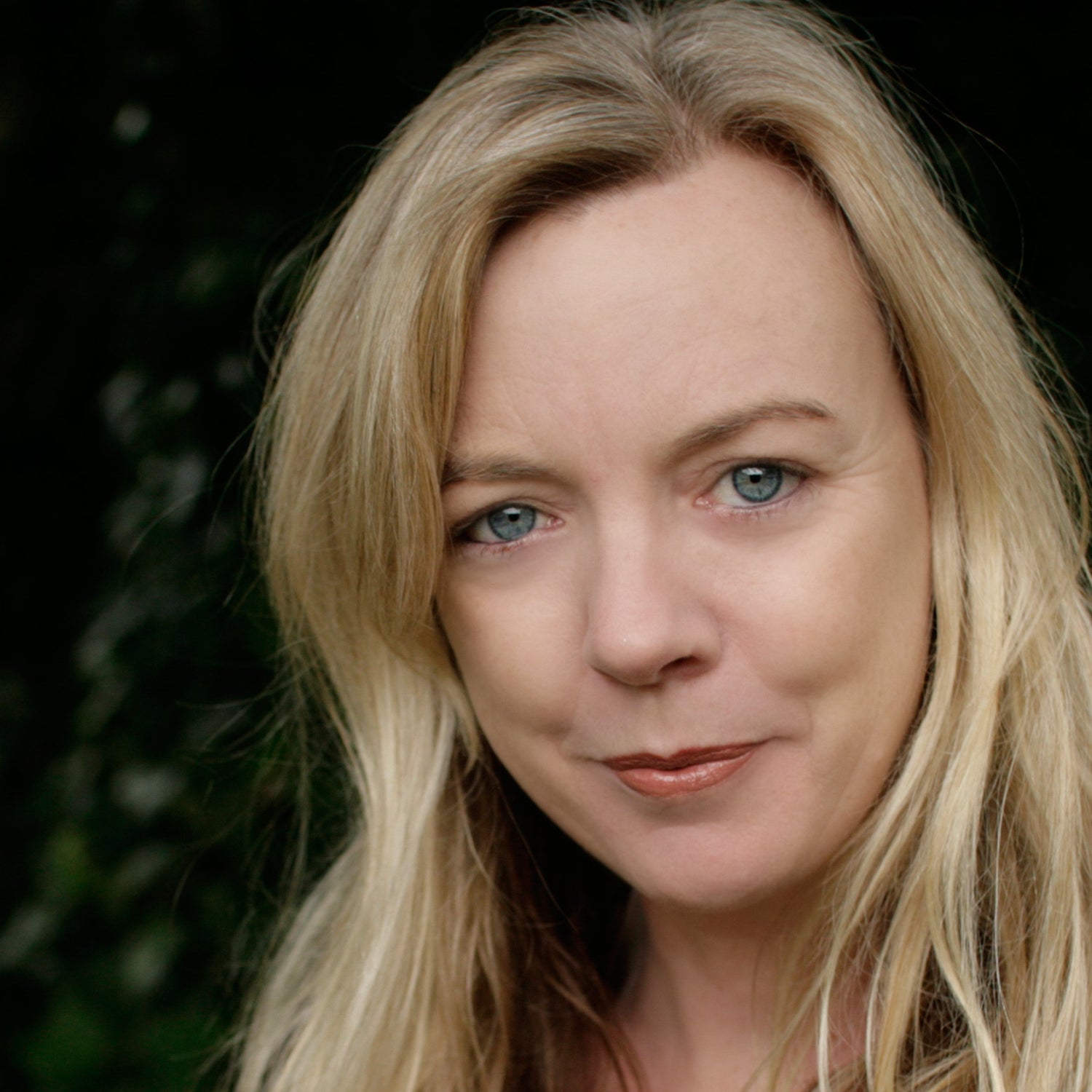 Portrait der Autorin Suzie Miller.
