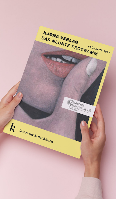 Titelseite der Frühjahrsvorschau 2027 des Kjona Verlags („Das neunte Programm“), gehalten von zwei Händen vor rosa Hintergrund, mit dem Siegel „Deutscher Verlagspreis 26 Preisträger“.