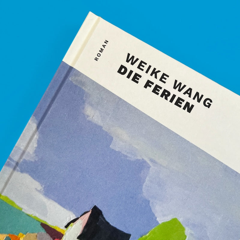 Nahaufnahme des Covers von WEIKE WANG - DIE FERIEN | Liebe & kulturelle Unterschiede mit klar lesbarem Titel, Printbuch für literarisch Interessierte.