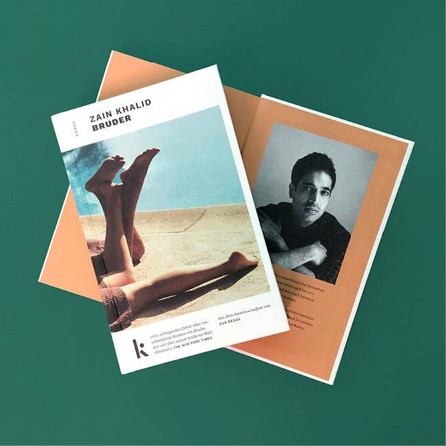 Foto von »Bruder«, ein Buch aufgeschlagen mit Autorenfoto und -info, eins zugeklappt von vorne darüber.