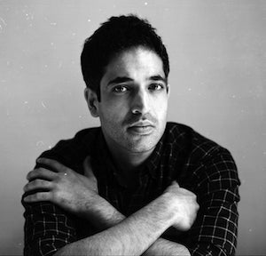 Schwarz-weiß-Portrait des Autors Zain Khalid. 