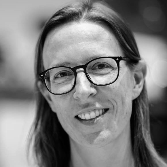 Schwarz-weiß-Portrait der Übersetzerin Eva Regul. 