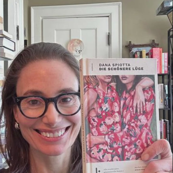 Autorinnenvideo von Dana Spiotta, wie sie über ihren Roman »Die schönere Lüge« spricht und darüber, warum sie dieses Buch geschrieben hat.